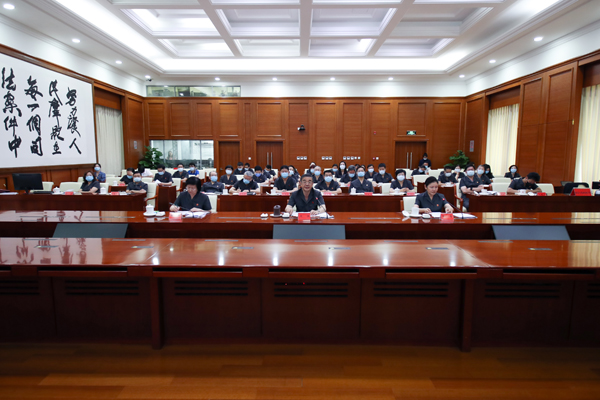 昭通周强出席全国法院新闻宣传工作会议讲话强调<br />
扎实推动学习宣传贯彻习近平法治思想走深走实<br />
贺荣主持