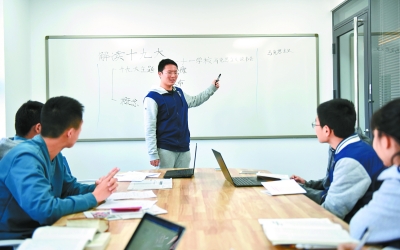 昭通高中生办读书会学十九大精神