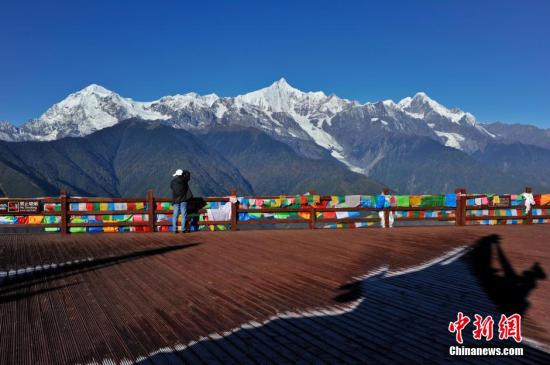 昭通云南梅里雪山破垃圾围困之殇 12天清理垃圾150吨