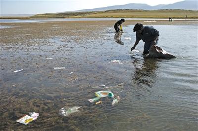 昭通青海湖的垃圾之殇:环卫工劝阻扔垃圾常挨骂