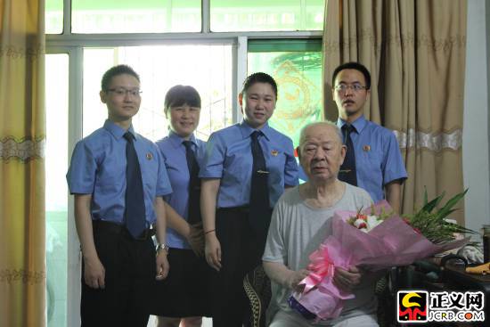昭通重庆长寿区检察院青年干警慰问抗日老战士